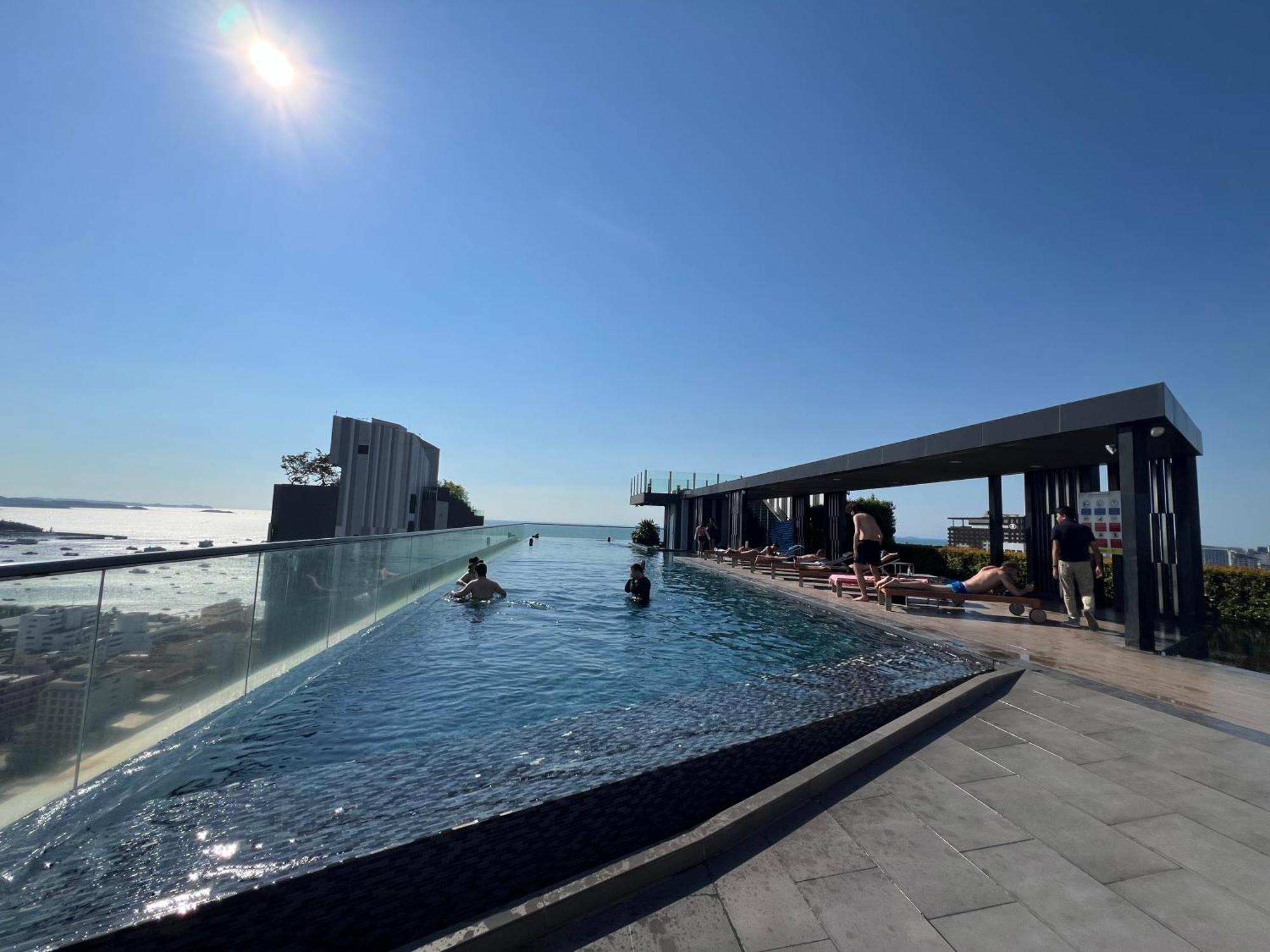 秘狗公寓the Base Apartemen Pattaya